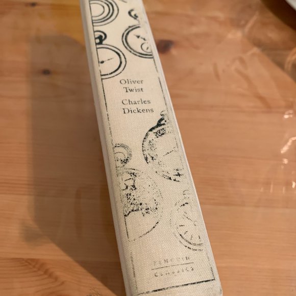 Classic Oliver Twist book - Picture 6 of 6